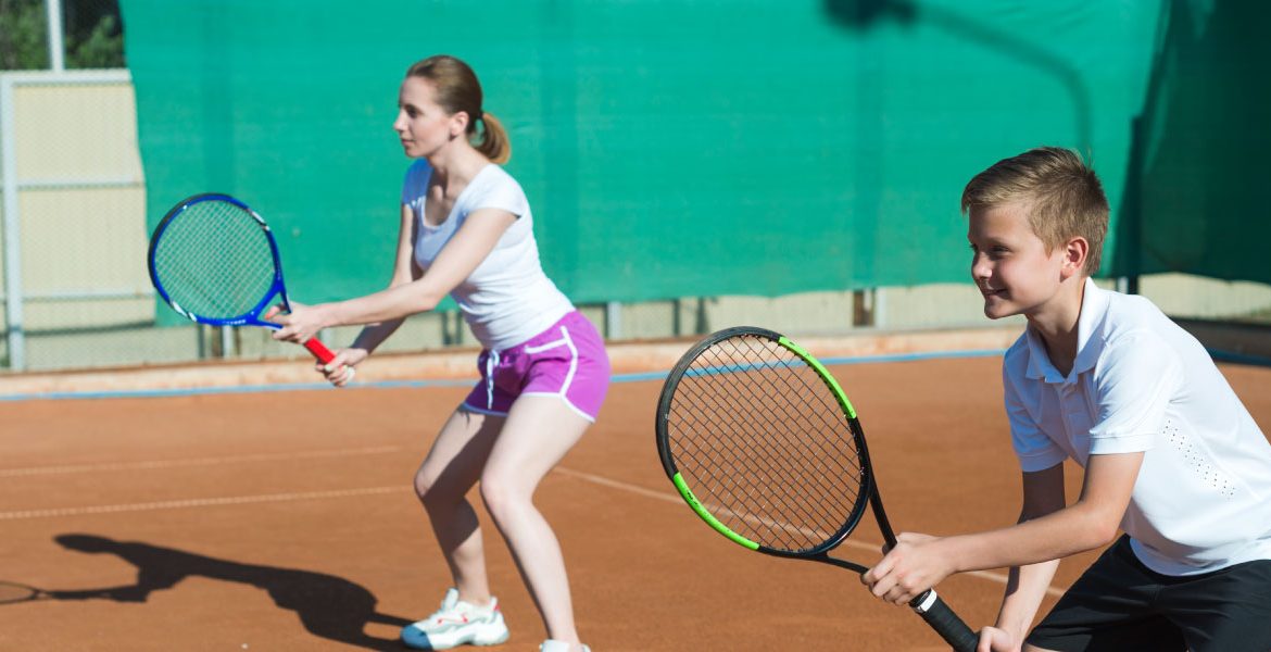 Niños haciendo deporte como parte de una educación integral