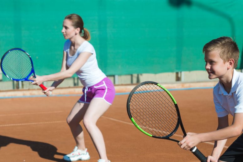 Niños haciendo deporte como parte de una educación integral