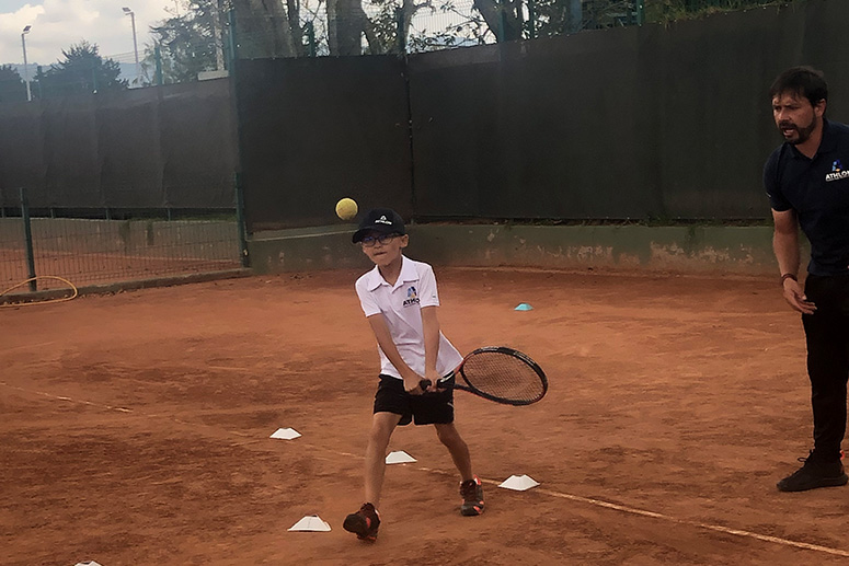 Estudiante de Athlon Academy practicando tenis