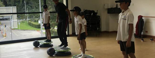 Niños deportistas de Athlon haciendo actividad física de acondicionamiento