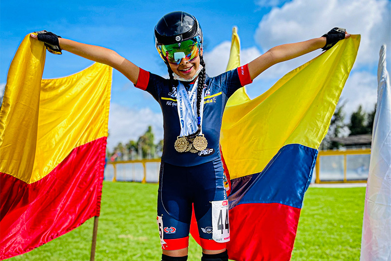 niña patinadora tocando la bandera de Colombia y de Bogotá