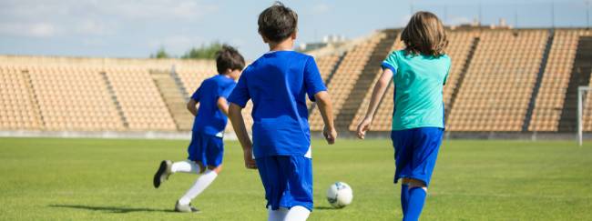 Niños haciendo práctica deportiva de fútbol