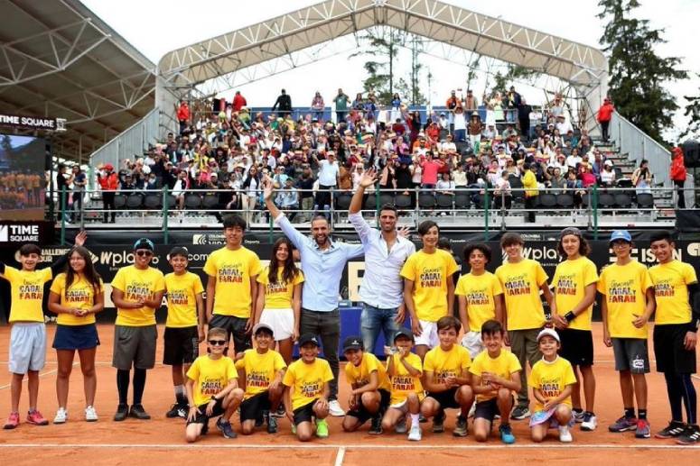 Homenaje de despedida a la dupla de tenistas Cabal y Farah con los niños de Athlon Academy