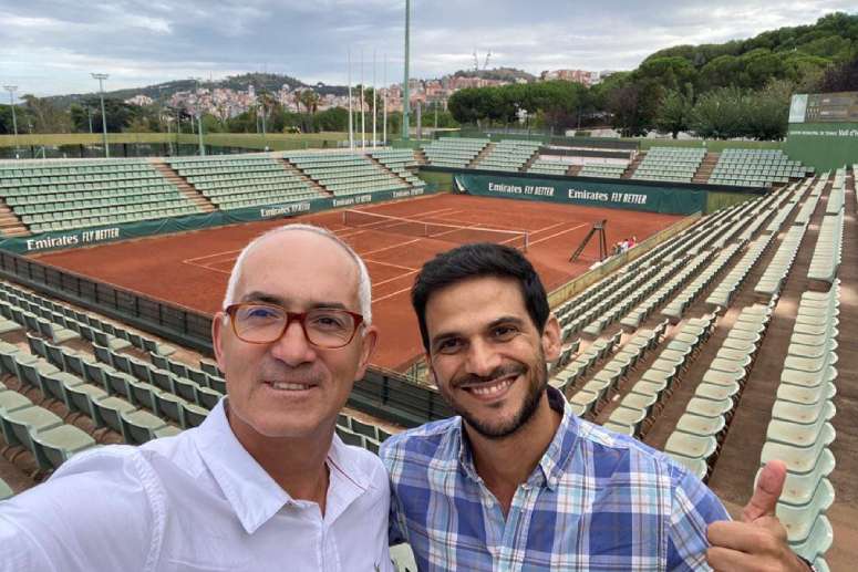 En esta foto sale el directivo de Athlon dentro de las instalaciones de la Federación Catalana de Tennis, en compañía de dos personas