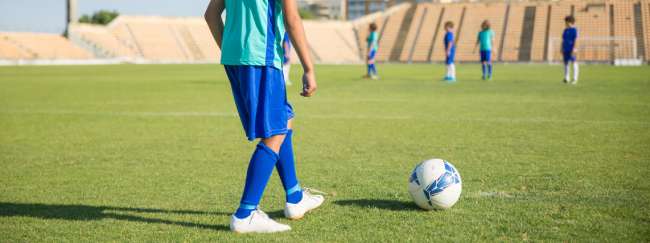 Niños jugando futbol en una cancha