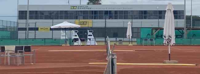 La foto es el frente de la cancha de tenis, atrás la fachada de la academia Emilio Sánchez.