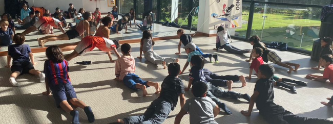imagen de referencia de niños de Athlon haciendo yoga