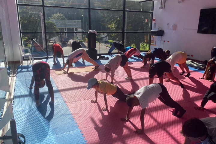 imagen de referencia grupo de niños haciendo yoga