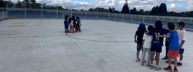 imagen de referencia de niños trabajando en equipo
