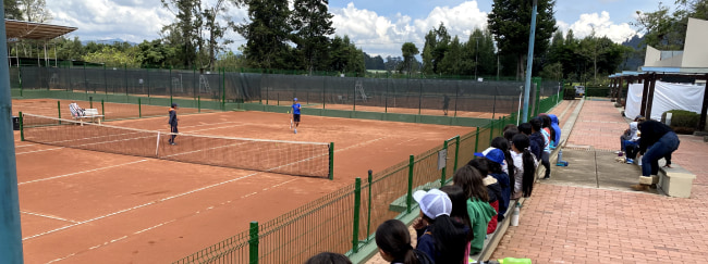 imagen de referencia de niños practicando deportes de alto rendimiento