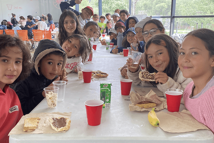 Niños que practican un deporte de alto rendimiento comiendo