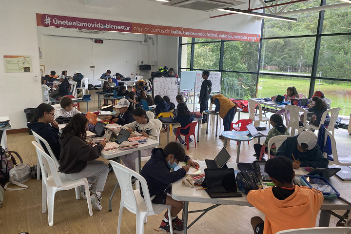 Estudiantes de Athlon Academy usando su modelo de educación alternativa